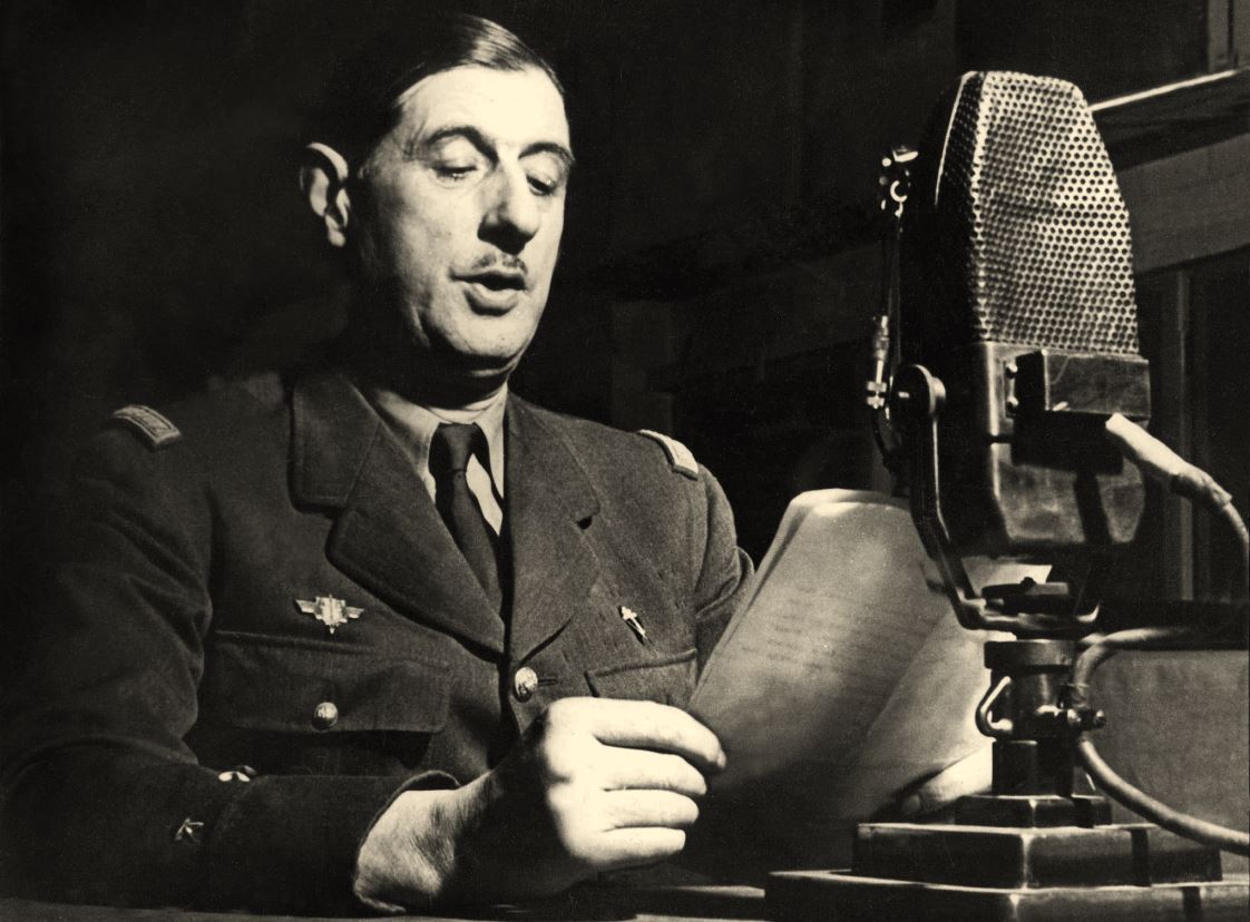 Charles_de_Gaulle_au_micro_de_la_BBC Le General Charles de Gaulle lance l'appel aux Francais a la radio BBC a Londres le 18 juin 1940 --- speech of General Gaulle on the radio in London june 18, 1940 to call french people to resistance