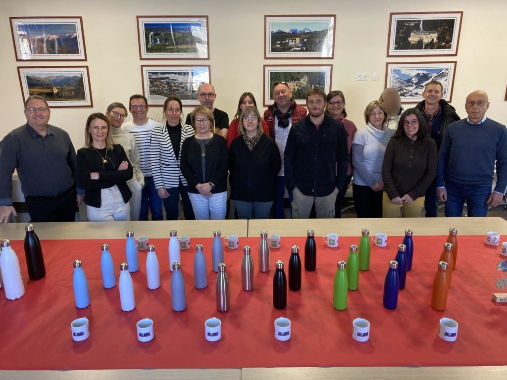 équipe distribution bouteilles et mugs