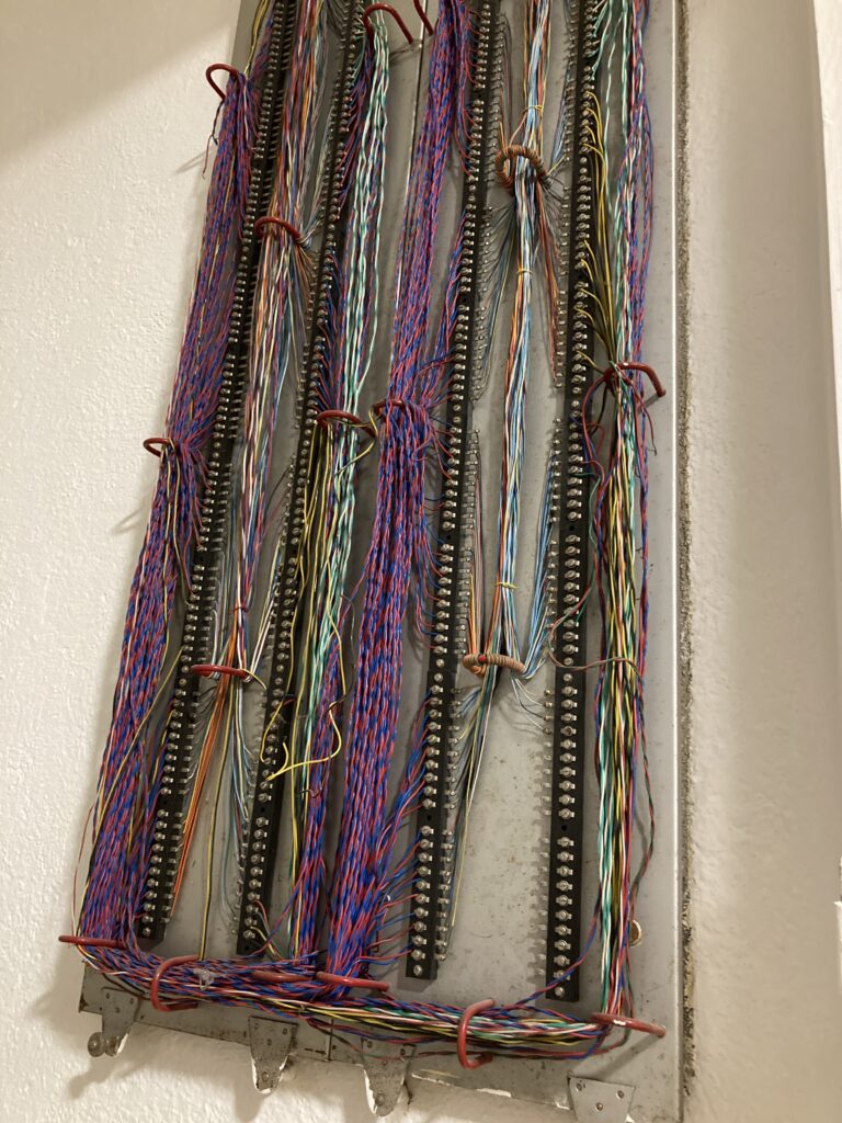 Anciens câbles des téléphones des chambres de l'hôtel