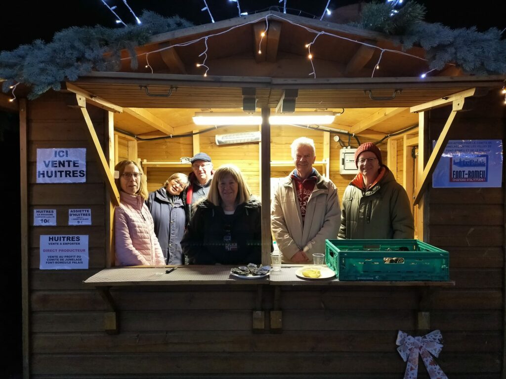 Les bénévoles sur le marché d'hiver pour vendre les huîtres au profit du Comité de jumelage 