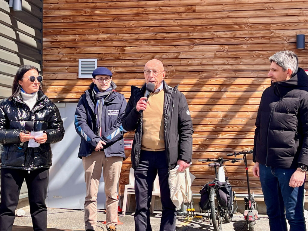De gauche à droite : Mme Martin, directrice de la Fondation UPVD, M. Anger, directeur des services de la CdC des Pyrénées Catalanes, M. Luneau, Maire de Font-Romeu-Odeillo-Via et M. Meric, directeur de l'antenne UPVD Font-Romeu